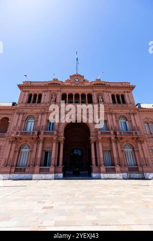 Casa Rosada (Casa Rosa), palazzo presidenziale situato in piazza Mayo a Buenos Aires, Argentina, vista dall'ingresso principale Foto Stock