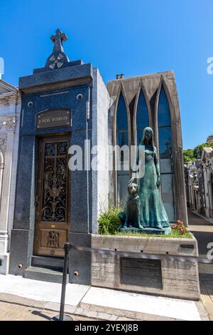 Buenos Aires, Argentina - gian31, 2024: Veduta della statua in bronzo di Liliana Crocciati e del suo cane sulla sua tomba nel cimitero di la Recoleta Foto Stock