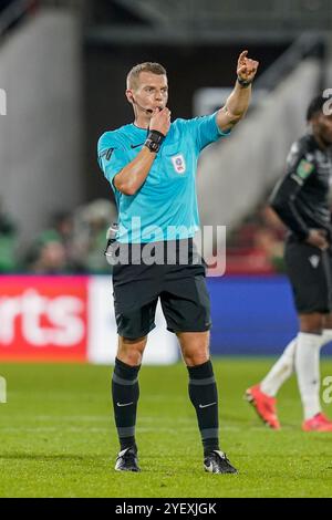 Londra, Regno Unito. 29 ottobre 2024. Arbitro Will Finnie durante la partita Brentford FC vs Sheffield Wednesday FC Carabao Cup Round of 16 al Gtech Community Stadium, Londra, Inghilterra, Regno Unito il 29 ottobre 2024 Credit: Every Second Media/Alamy Live News Foto Stock