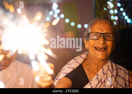 1 novembre 2024: Una donna anziana di Pramod Talukdar Memorial Old Age Home brucia i crackersas sparkler che celebra il Diwali, a Guwahati, in India, il 1 novembre 2024. Diwali, noto anche come Festival delle luci, è uno dei festival indù più celebrati, simboleggiando la vittoria della luce sulle tenebre e il bene sul male. (Immagine di credito: © David Talukdar/ZUMA Press Wire) SOLO PER USO EDITORIALE! Non per USO commerciale! Crediti: ZUMA Press, Inc./Alamy Live News Foto Stock