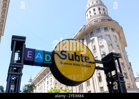 Buenos Aires, Argentina. 27 gennaio 2024 - segnale della metropolitana di Buenos Aires (Subte de Buenos Aires) segnale dei mezzi di trasporto pubblici con edifici sulla Foto Stock