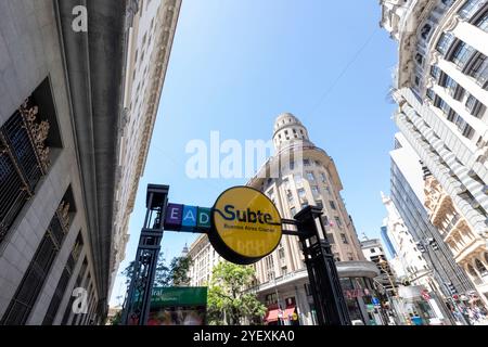 Buenos Aires, Argentina. 27 gennaio 2024 - segnale della metropolitana di Buenos Aires (Subte de Buenos Aires) segnale dei mezzi di trasporto pubblici con edifici sulla Foto Stock