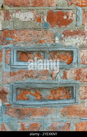 Il vecchio sporco Red Brick Wall. Frammento del muro di mattoni del vecchio edificio da vicino. Foto Stock