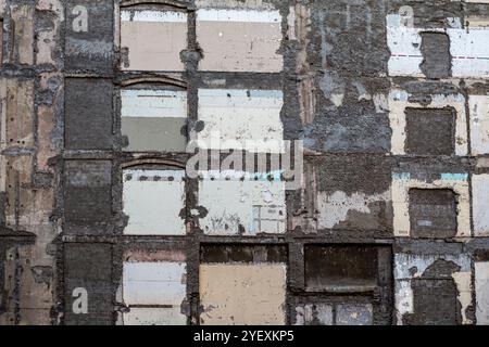 Muro di edificio demolito. Decostruzione di edifici. Scena di rovina. Concetto di distruzione. Foto Stock