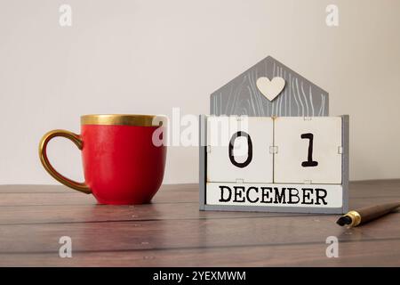 Dicembre 1st. Immagine del calendario di dicembre 1 di colore legno su sfondo di mattone bianco. Spazio vuoto per il testo. Foto Stock