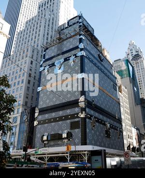 New York, Stati Uniti. 1 novembre 2024. Venerdì 1 novembre 2024, a New York, i lavoratori hanno toccato gli ultimi ritocchi su vestire e decorare il flagship store Louis Vuitton New York, come le valigie di lusso. L'ammiraglia del Louis Vuitton al numero 1 di East 57th Street e Fifth Avenue è stata sostituita da un edificio che raddoppierà quasi le sue dimensioni lungo la Billionaire's Row. Foto di John Angelillo/UPI credito: UPI/Alamy Live News Foto Stock