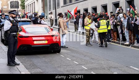 I manifestanti anti anti-Abdalla Hamdok fuori Chatham House a Londra; è stato primo ministro del Sudan Foto Stock