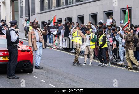 I manifestanti anti anti-Abdalla Hamdok fuori Chatham House a Londra; è stato primo ministro del Sudan Foto Stock