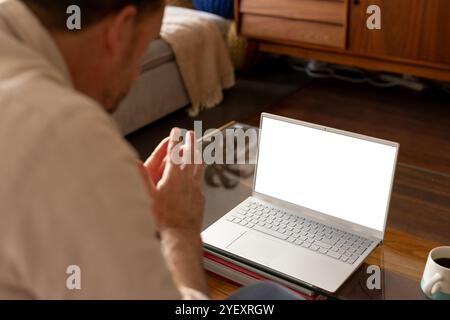 videoconferenze da uomo anziano su un notebook a casa, riunioni virtuali, spazio di copia Foto Stock