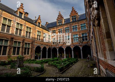 Cortile in stile rinascimentale fiammingo del Museo Plantin-Moretus ad Anversa, Belgio. Foto Stock