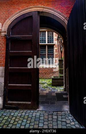 Portale e fontana nel cortile in stile rinascimentale fiammingo del Museo Plantin-Moretus di Anversa, Belgio. Foto Stock