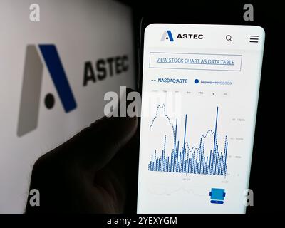 In questa illustrazione fotografica, una persona ha in mano un cellulare sul sito Web dell'azienda statunitense Astec Industries Inc Foto Stock