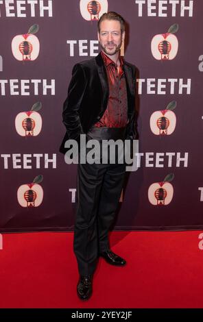 James D. Sasser partecipa alla serata di apertura Off-Broadway per il musical "Teeth" al New World Stages Theatre di New York il 31 ottobre 2024. Foto Stock