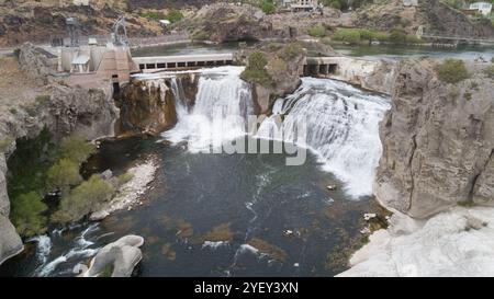 La maestosa cascata che scorre sopra Rocky Cliff con centrale elettrica Foto Stock