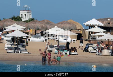 Turismo in Egitto turisti sulla spiaggia vicino a un porticciolo nella località turistica egiziana di al-Gouna, 500 km a sud del Cairo il 31 ottobre 2024. L'industria turistica egittina ha registrato un'impennata nel 2024, basandosi su dati record del 2023. Solo nella prima metà del 2024, l'Egitto ha accolto circa 7,1 milioni di turisti, con ricavi industriali che hanno raggiunto i 6,6 miliardi di dollari, un aumento del 5% rispetto allo stesso periodo del 2023. Questa crescita è stata stimolata da sforzi strategici, come l'introduzione di un nuovo visto quinquennale per ingressi multipli e l'espansione delle rotte aeree, soprattutto da mercati chiave come la Cina Foto Stock