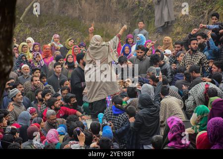 Un gran numero di persone assiste al funerale del presunto militante Shakir Hassan Dar nel villaggio di Rathsuna nel distretto di Tral nel Kashmir amministrato dall'India il 27 novembre 2018. Dar, che si dice appartenga al gruppo militante di Ansar Ghazwat-ul-Hind, è stato ucciso in uno scontro a fuoco con le forze indiane nell'area di Reshipora a Tral. Lo scontro a fuoco a Tral seguì dopo che le forze indiane avevano cordonato un'area per confrontarsi con i militanti che si credevano fossero in essa. Due militanti del gruppo Lashker-e-Taiba sono stati uccisi nell'incontro Foto Stock