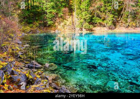Vista della piscina a cinque colori (il laghetto colorato) Foto Stock