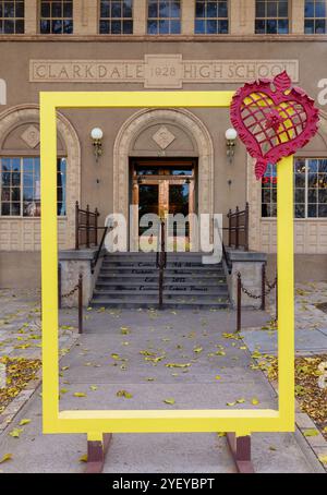 Vertical Portrait Famous Copper Art Museum, ingresso frontale nell'ex edificio della High School del 1928 a Jerome, Arizona USA Foto Stock