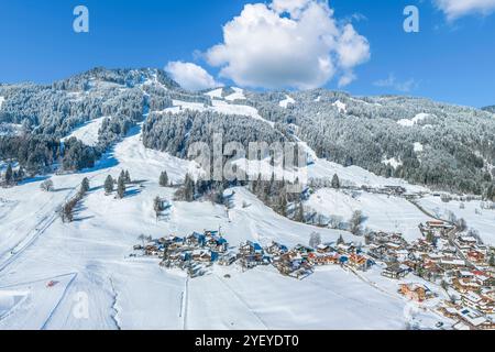 Ski und Rodel gut in den Allgäuer Alpen rund um die Hörnerdörfer Ausblick auf das winterlich verschneite Oberallgäu rund um Bols Bolsterlang Bayern De Foto Stock