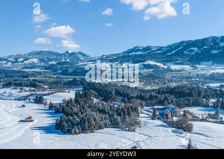 Ski und Rodel gut in den Allgäuer Alpen rund um die Hörnerdörfer Ausblick auf das winterlich verschneite Oberallgäu rund um Bols Bolsterlang Bayern De Foto Stock