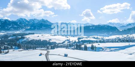 Ski und Rodel gut in den Allgäuer Alpen rund um die Hörnerdörfer Ausblick auf das winterlich verschneite Oberallgäu rund um Bols Bolsterlang Bayern De Foto Stock