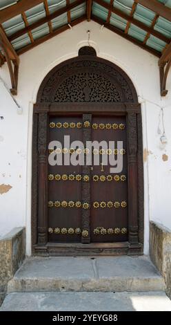 porta tradizionale in legno in pietra sull'isola di zanzibar Foto Stock