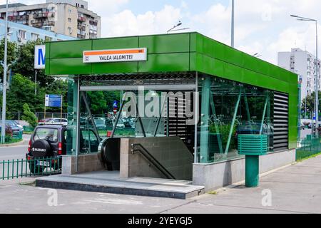 Bucarest, Romania - 22 giugno 2021: Ingresso principale alla stazione della metropolitana Valea Ialomitei nel quartiere Dr Taberei o Drumul Taberei Foto Stock