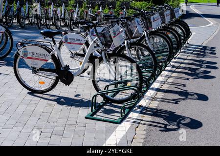 Bucarest, Romania, 22 settembre 2019: Biciclette pubbliche condivise dal Municipio del quartiere 6 di Bucarest in una docking station, disponibile per il noleggio Foto Stock