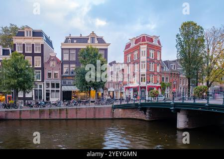 Amsterdam 23 ottobre 2024, l'autunno si svolge ad Amsterdam, mettendo in evidenza le viste mozzafiato sui canali e la deliziosa architettura. Alberi adornati con foglie dorate incorniciano i corsi d'acqua Foto Stock