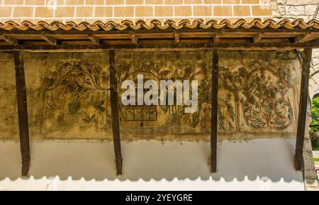 Una parete laterale della Moschea di Bachelor nel quartiere Mangalem di Berat, nel sud dell'Albania. Questa moschea ottomana dell'inizio del XIX secolo è un monumento culturale Foto Stock