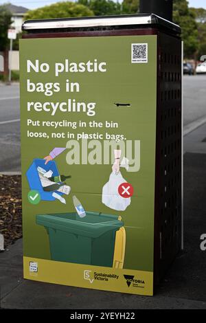 Nessun sacchetto di plastica nel messaggio di riciclaggio, da parte dei governi locali e statali, sul lato di un cestino pubblico della spazzatura nella comunità Foto Stock