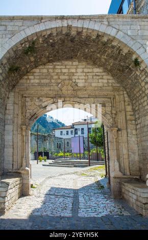 La porta ottomana del pascià del XVIII secolo nello storico quartiere di Mangalem Berat, Albania meridionale. Serviva da ingresso al Palazzo del Pascià Foto Stock