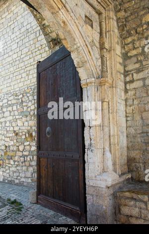 La porta ottomana del pascià del XVIII secolo nello storico quartiere di Mangalem Berat, Albania meridionale. Serviva da ingresso al Palazzo del Pascià Foto Stock