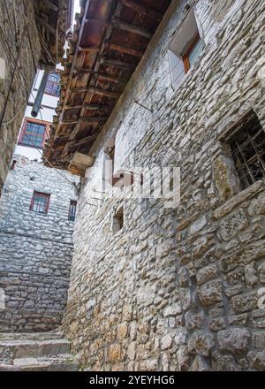 Case storiche in pietra nel quartiere Mangalem di Berat in Albania. Berat è un sito patrimonio dell'umanità dell'UNESCO, conosciuta come città dalle mille finestre. Foto Stock