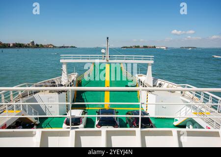 Venezia, Italia - agosto 2024: Traghetto ACTV passeggeri e traghetto auto tra Lido di Venezia e Tronchetto. Foto Stock