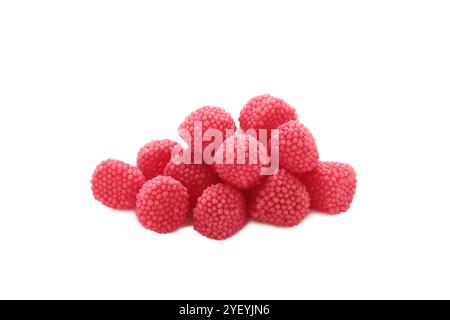 Dolci da masticare rossi sotto forma di bacche isolate su sfondo bianco. Vista dall'alto Foto Stock