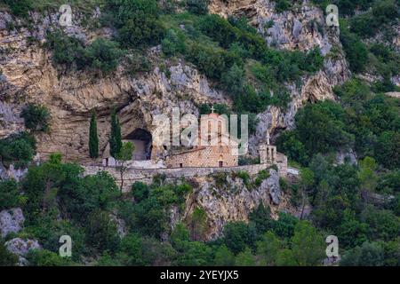 Chiesa ortodossa di San Michele sulla collina di Kalaja a Berat, Albania meridionale. Una chiesa bizantina del XIII secolo. Kisha e Shen Mehillit in albanese. Foto Stock