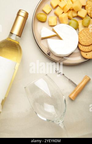 Degustazione di vini. Parmigiano con bicchiere di vino su sfondo chiaro. Foto verticale Foto Stock