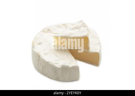 Pezzi di gustoso formaggio Camembert isolati su sfondo bianco. Vista dall'alto Foto Stock