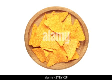 Patatine croccanti di nachos per tortilla di mais in piastra di legno isolata su sfondo bianco. Vista dall'alto Foto Stock