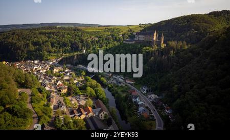 Un'esplorazione aerea panoramica dello splendido castello di Vianden e dei lussureggianti paesaggi Foto Stock