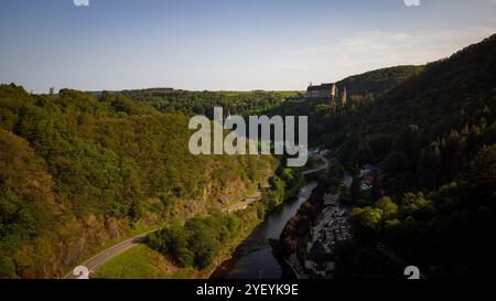 Un'esplorazione aerea panoramica dello splendido castello di Vianden e dei lussureggianti paesaggi Foto Stock