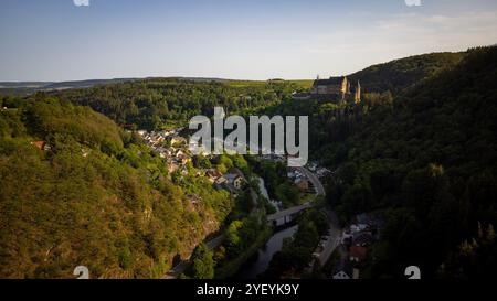 Un'esplorazione aerea panoramica dello splendido castello di Vianden e dei lussureggianti paesaggi Foto Stock