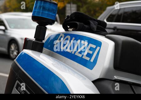 Landkreis Osnabrück, Deutschland 01. Novembre 2024: Im Bild: Ein Polizeimotorrad, mit dem Schriftzug Polizei und Blaulicht. Niedersachsen *** Distretto di Osnabrück, Germania 01 novembre 2024 nella foto Una moto della polizia, con la scritta polizia e luce blu bassa Sassonia Copyright: XFotostandx/xKippx Foto Stock