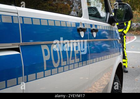 Landkreis Osnabrück, Deutschland 01. Novembre 2024: Im Bild: Ein Einsatzfahrzeug der Polizei steht mit Schriftzug auf einer Straße. Niedersachsen *** Distretto di Osnabrück, Germania 01 novembre 2024 nella foto Un veicolo di emergenza della polizia con scritta su una strada bassa Sassonia Copyright: XFotostandx/xKippx Foto Stock