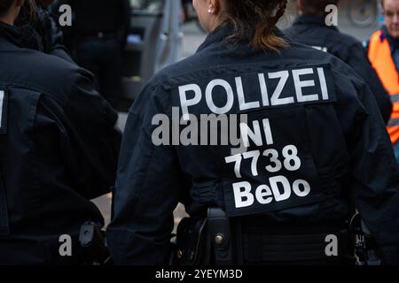 Landkreis Osnabrück, Deutschland 01. Novembre 2024: Im Bild: Eine Polizistin der Polizei von Niedersachsen steht mit Dienstkleidung einer Hundertschaft bei einer Demo. Niedersachsen *** Distretto di Osnabrück, Germania 01 novembre 2024 nella foto Una poliziotta della polizia della bassa Sassonia si trova con l'uniforme di un centinaio di agenti di polizia a una manifestazione della bassa Sassonia Copyright: XFotostandx/xKippx Foto Stock