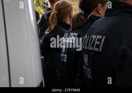 Landkreis Osnabrück, Deutschland 01. Novembre 2024: IM Bild: Einsatzkräfte der Polizei Niedersachsen stehen bei einer Demo an Ihrem Polizeifahrzeug. Niedersachsen *** Distretto di Osnabrück, Germania 01 novembre 2024 nella foto le forze di polizia della bassa Sassonia stanno al loro veicolo di polizia durante una dimostrazione della bassa Sassonia Copyright: XFotostandx/xKippx Foto Stock