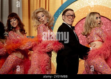 J. K SIMMONS ed EMILY FAIRN in SATURDAY NIGHT (2024), diretto da JASON REITMAN. Credito: FOTO/album SONY Foto Stock