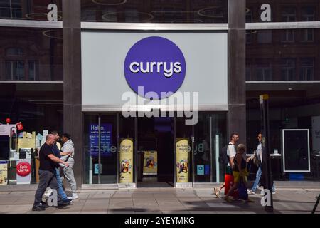 Londra, Regno Unito. 29 agosto 2024. La gente passa davanti al negozio Currys su Oxford Street. Credito: Vuk Valcic/Alamy Foto Stock