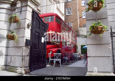 Londra, Regno Unito. 31 marzo 2022: Pub Old Bank of England con autobus rosso a due piani. Credito: Vuk Valcic/Alamy Foto Stock